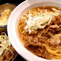 【本日の裏メニュー】 
【TRYラーメン大賞2025~2026
新店つけ麺部門第5位】 
弐昇 早稲田 
店主の賄いの為に作った中華そば (特龍麺150g、1,100円)
＋キャベツ増し (50円) 
＋牛すじ (350円)
＠早稲田8分 
(JR高田馬場駅から徒歩21分)
225334
〈醤165塩55噌󠄀23タ11昆9出16 F18冷27混5つ3焼1ポ1〉|大脇さん