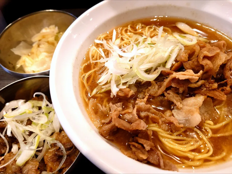 【本日の裏メニュー】 
【TRYラーメン大賞2025~2026
新店つけ麺部門第5位】 
弐昇 早稲田 
店主の賄いの為に作った中華そば (特龍麺150g、1,100円)
＋キャベツ増し (50円) 
＋牛すじ (350円)
＠早稲田8分 
(JR高田馬場駅から徒歩21分)
25334
〈醤165塩55噌󠄀23タ11昆9出16 F18冷27混5つ3焼1ポ1〉|大脇さん