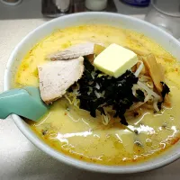 味噌カレー牛乳ラーメン バター入 ¥980| Blue Moon Caféさん