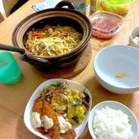 キムチ鍋の〆うどん、揚げ茄子の野菜あんかけ、はんぺん揚げの黒酢ソース、白身魚のフライタルタルソースがけ、りんご、キムチ。|くろーぶやんさん