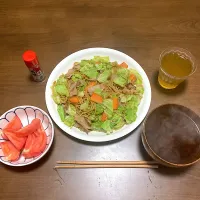 今日の晩ご飯　キャベツたっぷりソース焼きそば、トマトサラダ、わかめの味噌汁（八丁味噌）　焼きそばは手間がかからずパパッと作れて、栄養バランスもよく、食欲すぐれなくても食べられて、具合が悪い時の最適メニューです|なびさん