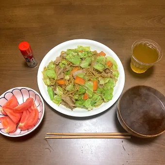 Snapdishの人気料理写真:今日の晩ご飯　キャベツたっぷりソース焼きそば、トマトサラダ、わかめの味噌汁（八丁味噌）　焼きそばは手間がかからずパパッと作れて、栄養バランスもよく、食欲すぐれなくても食べられて、具合が悪い時の最適メニューです