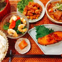 鶏軟骨の唐揚げ、さわらのみりん漬け、牛すじ煮込み、海老とブロッコリーとトマトのサラダ、明太子、わかめスープ、ごはん|samさん