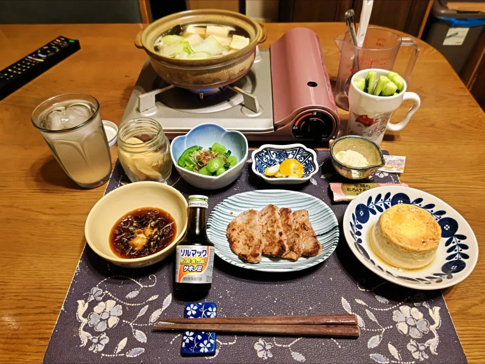 ソルマック5サキノミ、寄せ鍋、味付ヒレ肉のポークソテー、スティックマヨキュー、小松菜のお浸し、沢庵、桃ジュース、烏龍茶、〆の雑炊|enarinさん