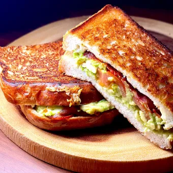 Snapdishの人気料理写真:💫レシピ💫カリカリベーコンとアボカドの焼きチーズサンド