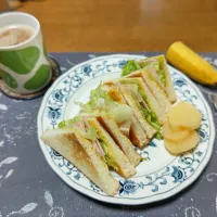 トーストサンドイッチ、沢庵、ホットコーヒー、バナナ(朝ご飯)|enarinさん