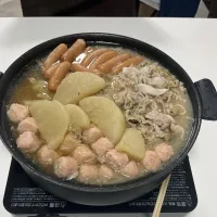 早出で帰ってきたら晩御飯できてた🤣☆大根たっぷり鍋。|Saharaさん