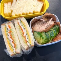 発表会のあとサンドイッチパーティー、出れるかわからないけど一応持ち寄りでサラダチキンと塩きゅうり、パン、と1人分サンドイッチ。|hanakoさん