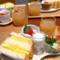 オムレツサンドで朝ごはん　　　　　　　　　　　　シナノホッペのしぼりジュース🍎|mokoさん