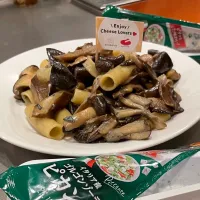 3種のキノコとゴルゴンゾーラピカンテのおつまみパスタ