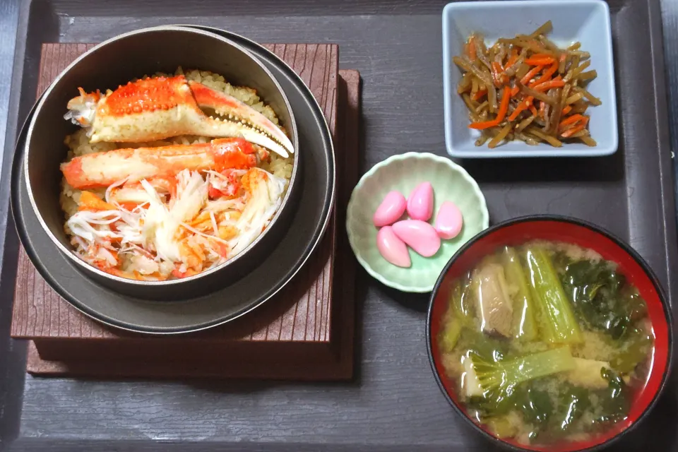 今日の朝ごはん（カニ釜飯、きんぴらごぼう、しそにんにく、タァサイとエリンギのみそ汁）|Mars＠釜飯作り研究中さん
