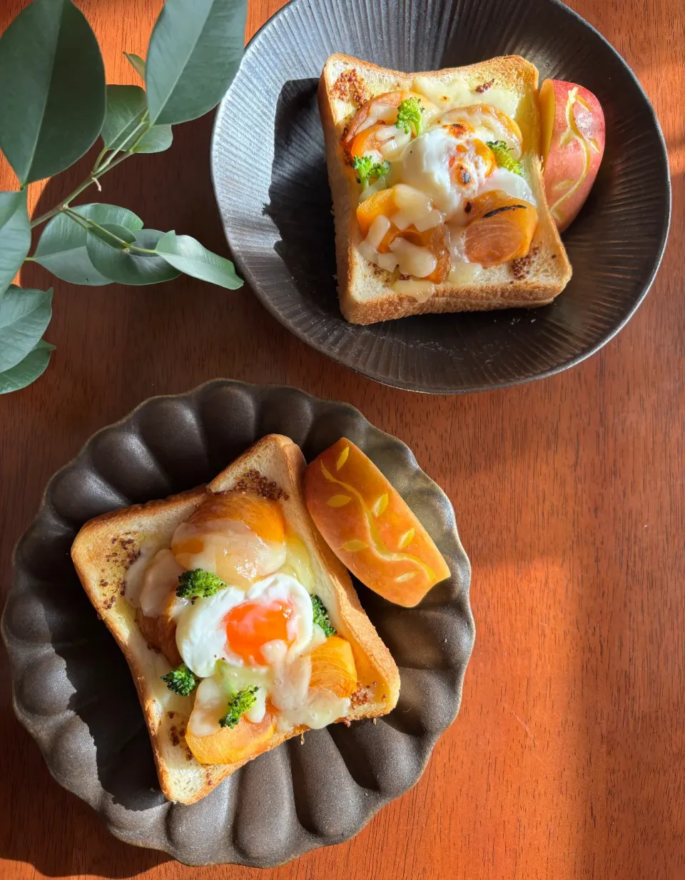 柿とたまごとチーズの盛り盛りトースト|naho_nonaさん