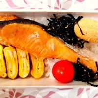 焼き鮭❤️卵焼き❤️旦那さんお弁当❤️|かおるcitronさん