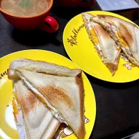 キャベツとハムエッグのホットサンド、コンソメスープ| ハルさん