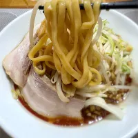 孤高の一杯 濃厚にんにく豚醤油ラーメンの麺！|morimi32さん
