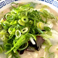 通販で買ったとんこつラーメンに葱と玉葱をてんこ盛りにした^ ^|saturnさん