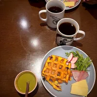 ブルーベリーワッフル　サラダ　ハム　チーズ　抹茶ヨーグルト　コーヒー|ch＊K*∀o(^^*)♪さん