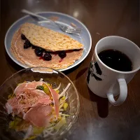 ブルーベリーココアクリームクレープサンド　生ハムサラダ　コーヒー|ch＊K*∀o(^^*)♪さん
