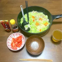 今日の晩ご飯　きしめん入り豚バラとキャベツと人参の胡麻塩にんにく鍋　ポン酢と豆板醤をかけていただきます　鍋汁にしっかり効かせたにんにくと豆板醤で体の芯までポカポカに温まり、インフルでふらつく体にガツンとスタミナ補給です。汗ぐしょ💦になったので早く風呂入って寝よっと💤|なびさん