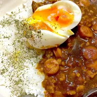 ウインナーと大豆そぼろの温玉のせカレー|Ayaさん