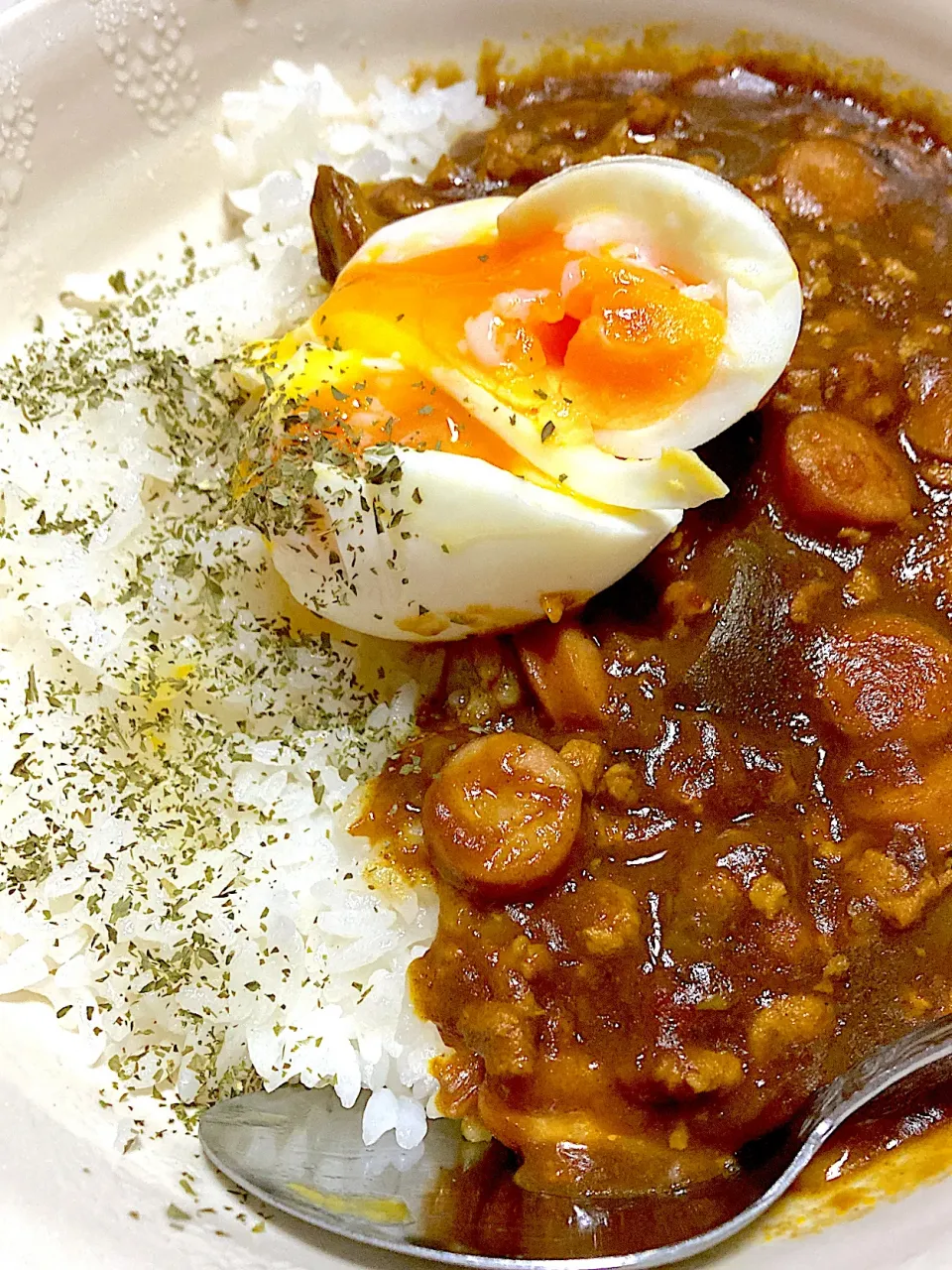 ウインナーと大豆そぼろの温玉のせカレー|Ayaさん