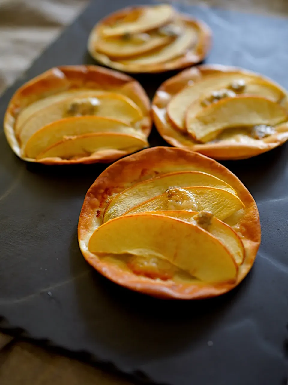 りんごとゴルゴンゾーラのクリスピーピザ|Junさん