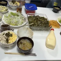 晩御飯☆そぼろ丼☆サラダ☆みそ汁（大根・しめじ・白菜）|Saharaさん