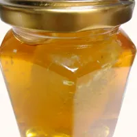 蜂の巣がそのまま入ったはちみつ|mamedaifukuさん