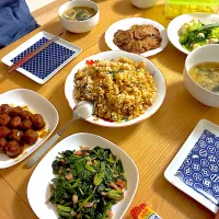 中華肉団子、温野菜、山芋のふわふわ焼き、鮭入り焼き飯、わかめと大根のお味噌汁、ほうれん草ベーコンソテー。|くろーぶやんさん