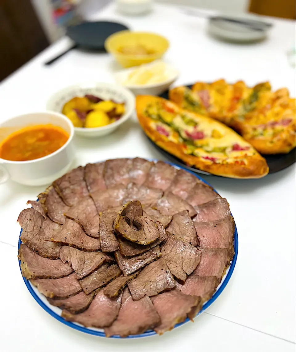 ローストビーフ🍖&ミネストローネ🍅&フーガス🍁|たーたさん