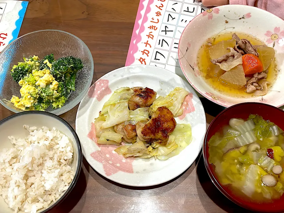 チキンとキャベツのガーリック炒め　色々野菜の味噌汁　大根と豚肉の煮物　ブロッコリーの卵マヨサラダ|おさむん17さん