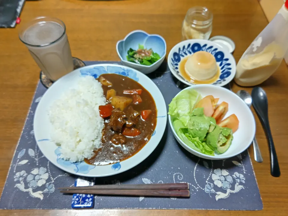 ビーフシチューライス、サラダ、小松菜のお浸し、沢庵、桃ジュース、手作りマグカッププリン(夕飯)|enarinさん