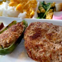 ハンバーグとピーマン肉詰めのコンボ|パパ手料理さん