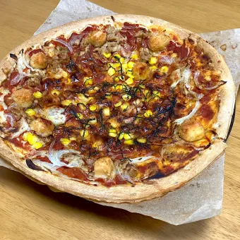 Snapdishの人気料理写真:ちょっと焼きすぎた！かと思ったけど食べたらちょうど良かった！ たまにはピザで🍕