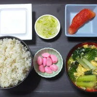 今日の朝ごはん（押麦ごはんに辛子明太子（あごおとし）、納豆、タァサイとわかめと卵のみそ汁、しそにんにく）|Mars＠釜飯作り研究中さん