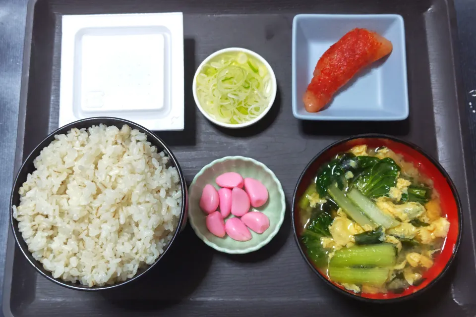 今日の朝ごはん（押麦ごはんに辛子明太子（あごおとし）、納豆、タァサイとわかめと卵のみそ汁、しそにんにく）|Mars＠釜飯作り研究中さん
