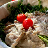 ガラスープで豆苗と豚肉の蒸籠蒸し♨️|9421beruさん