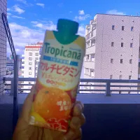 今日の昼ご飯①  Tropicana マルチビタミン 薫るオレンジブレンド　月曜でもインフルで自宅待機　ラッキーと言えばラッキーですが、こんなにいい天気なのに部屋に閉じこもって体がなまっちゃいます　とにかく今はビタミン補給！|なびさん