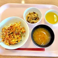 旬野菜のかき揚げ丼、きのことじゃこの和風マリネ、味噌汁(玉ねぎ、さつまいも)| syasyo9_biyoriさん