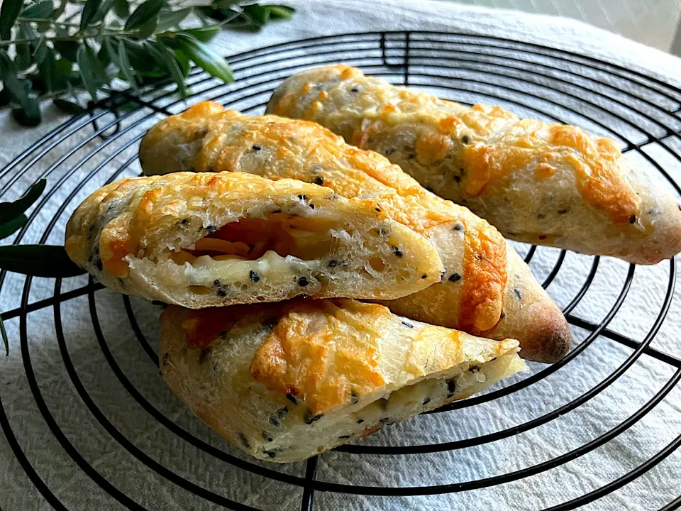 ＊りんご酵母の黒ごまベーコンチーズパン🥖＊|＊抹茶＊さん