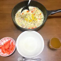 今日の晩ご飯　フスィリ（ネジ型ショートパスタ）入りじゃがいもと人参たっぷりのチキンバターコーンクリームシチュー、トマトサラダ|なびさん