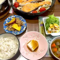 湯豆腐　色々野菜スープ　かぼちゃサラダ　野菜と塩鮭の洋風フライパン蒸し　蓮根とさつまいもの甘酢炒め| おさむん17さん