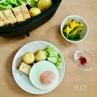 Snapdishの人気料理写真:目玉焼きのせちゃう？ の 厚揚げ・じゃがいも・白菜のパプリカ炒め