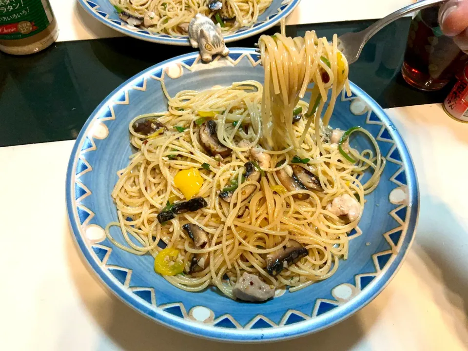 鳥と、マッシュと緑と黄色のピーマンでアーリオオーリオペペロンチーノ|Takeshi  Nagakiさん