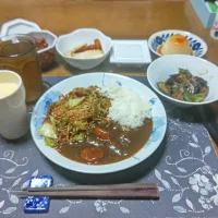 ビーフシチューライス&レンチン焼きそば、なす味噌炒め、肉野菜炒め、煮豆、納豆、六条麦茶、コーンポタージュスープ、手作りマグカッププリン(夕飯)|enarinさん