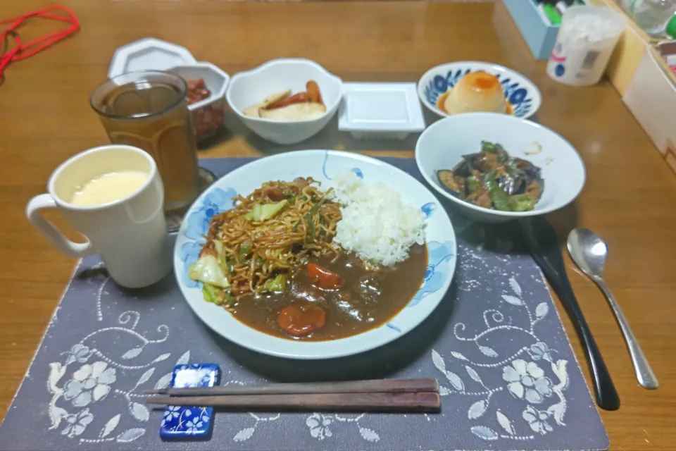 ビーフシチューライス&レンチン焼きそば、なす味噌炒め、肉野菜炒め、煮豆、納豆、六条麦茶、コーンポタージュスープ、手作りマグカッププリン(夕飯)|enarinさん