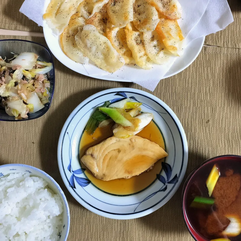 🌛*゜カジキマグロ照り焼き / パリパリポテト / 無限ハクサイ / 味噌汁|Ayakaさん