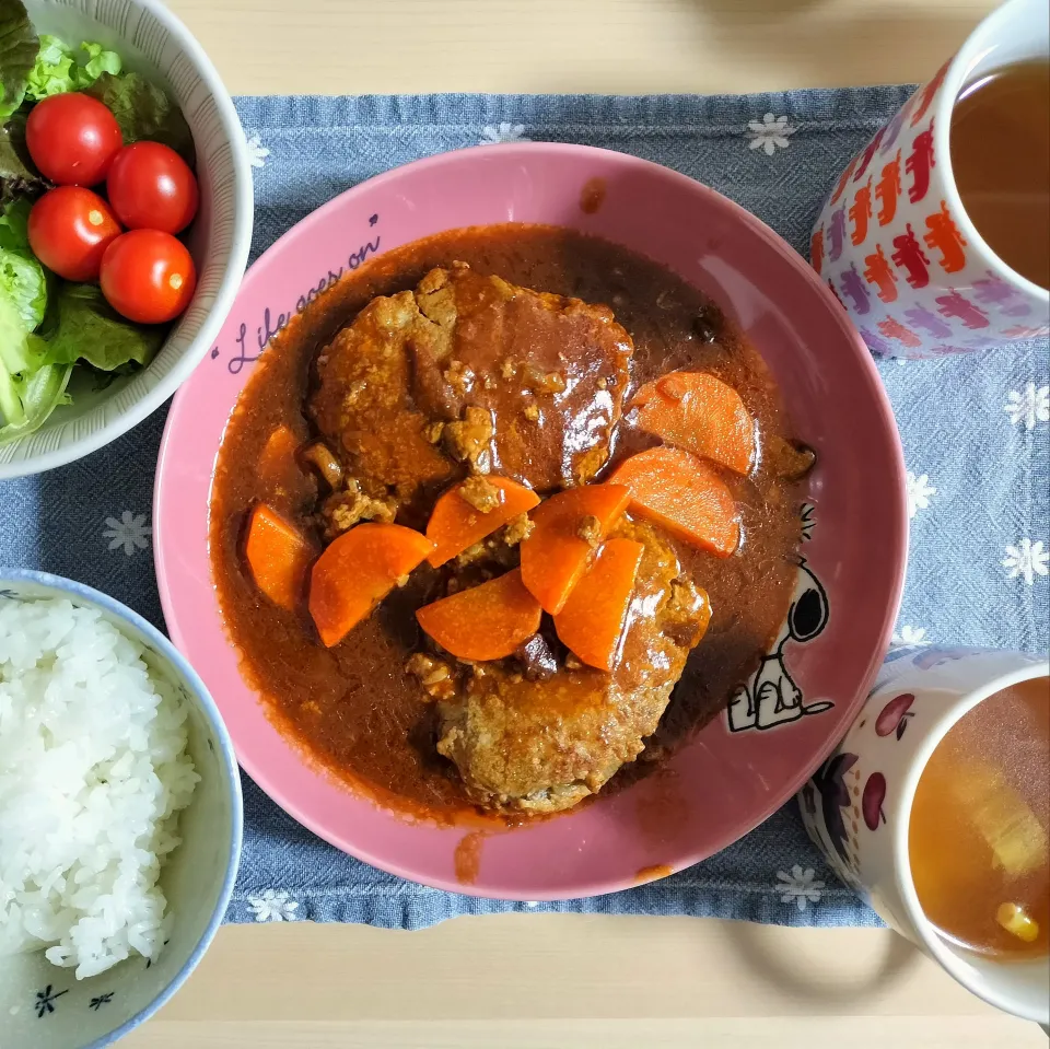 🌛*゜チーズ煮込みハンバーグ / サラダ / コンソメスープ|Ayakaさん