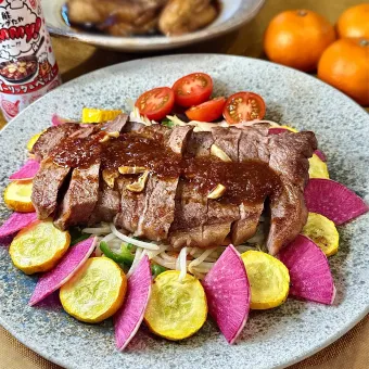 Snapdishの人気料理写真:牛ステーキ肉の彩り野菜炒め.⋆﻿𝜗𝜚