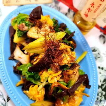 Snapdishの人気料理写真:🔷金針菜と木耳の🐣たまご炒め🔷